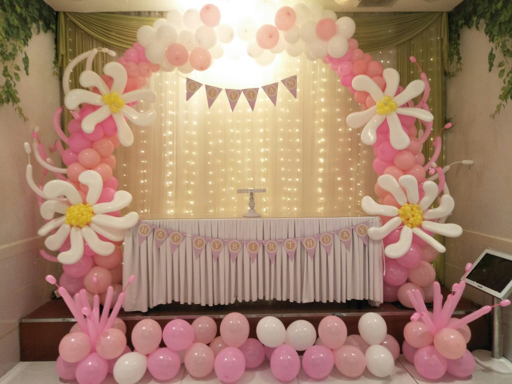 Trang trí cổng hoa cho sinh nhật bé gái dễ thương