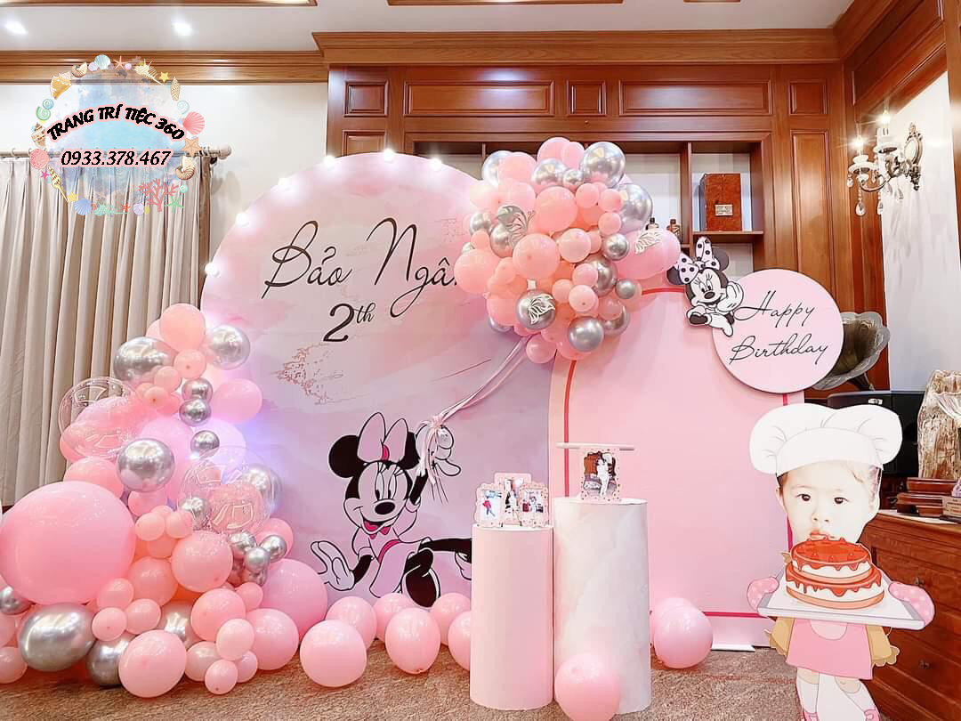 Trang trí sinh nhật tại nhà cho bé gái chủ đề chuột Minnie hồng dễ thương.