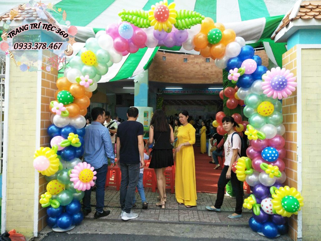 cổng bong bóng chào đón học sinh ngày lễ
