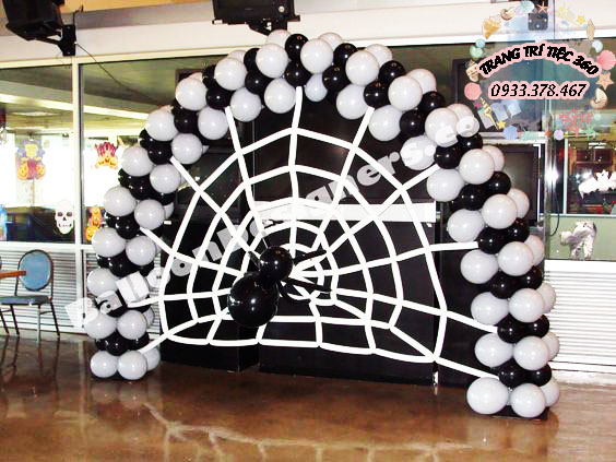 trang trí halloween cổng bóng trắng đen tổ nhện