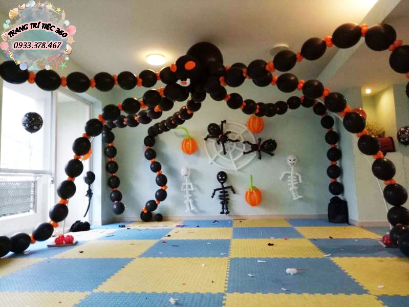 trang trí halloween với con bạch tuộc đen khổng lồ