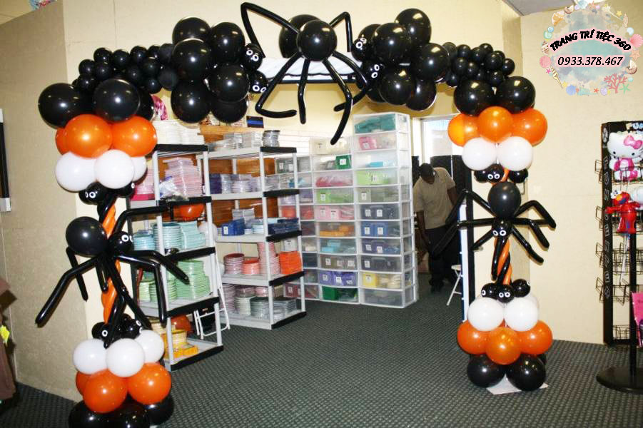 trang trí halloween cổng yêu nhện đen