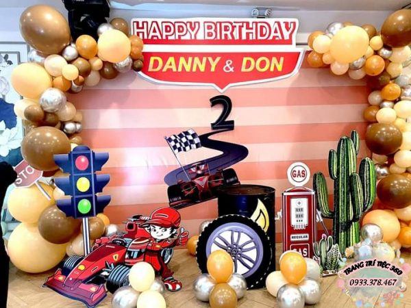 trang trí tiệc sinh nhật bé trai chủ đề xe đua mẫu 115